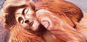 scultura di donna wood emotion